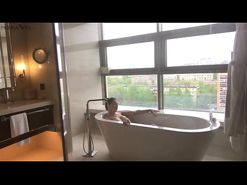 ❤️ Foshnjë e jashtëzakonshme që tund me pasion pidhin e saj në banjë ❌ Video qij tek ne ❌️